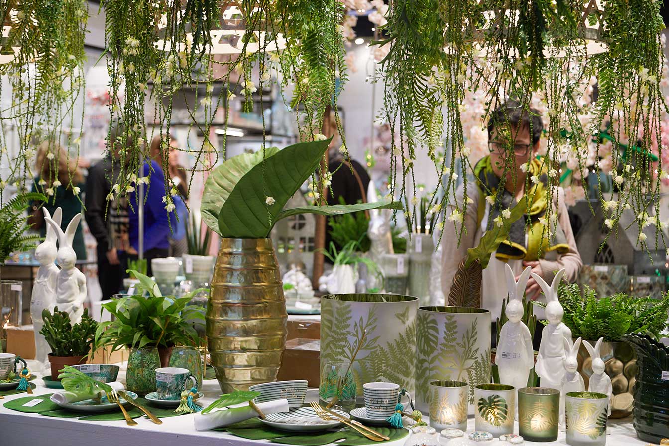 Dekoartikel und Pflanzen für Haus und Garten an einem Stand auf der Nordstil in Hamburg