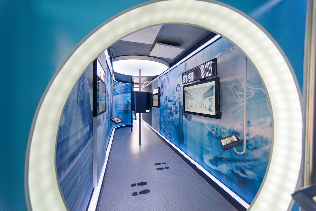 Innendesign einer Flugzeugkabine interaktiv erleben an einem Stand auf der Aircraft Interiors Expo (AIX) in Hamburg