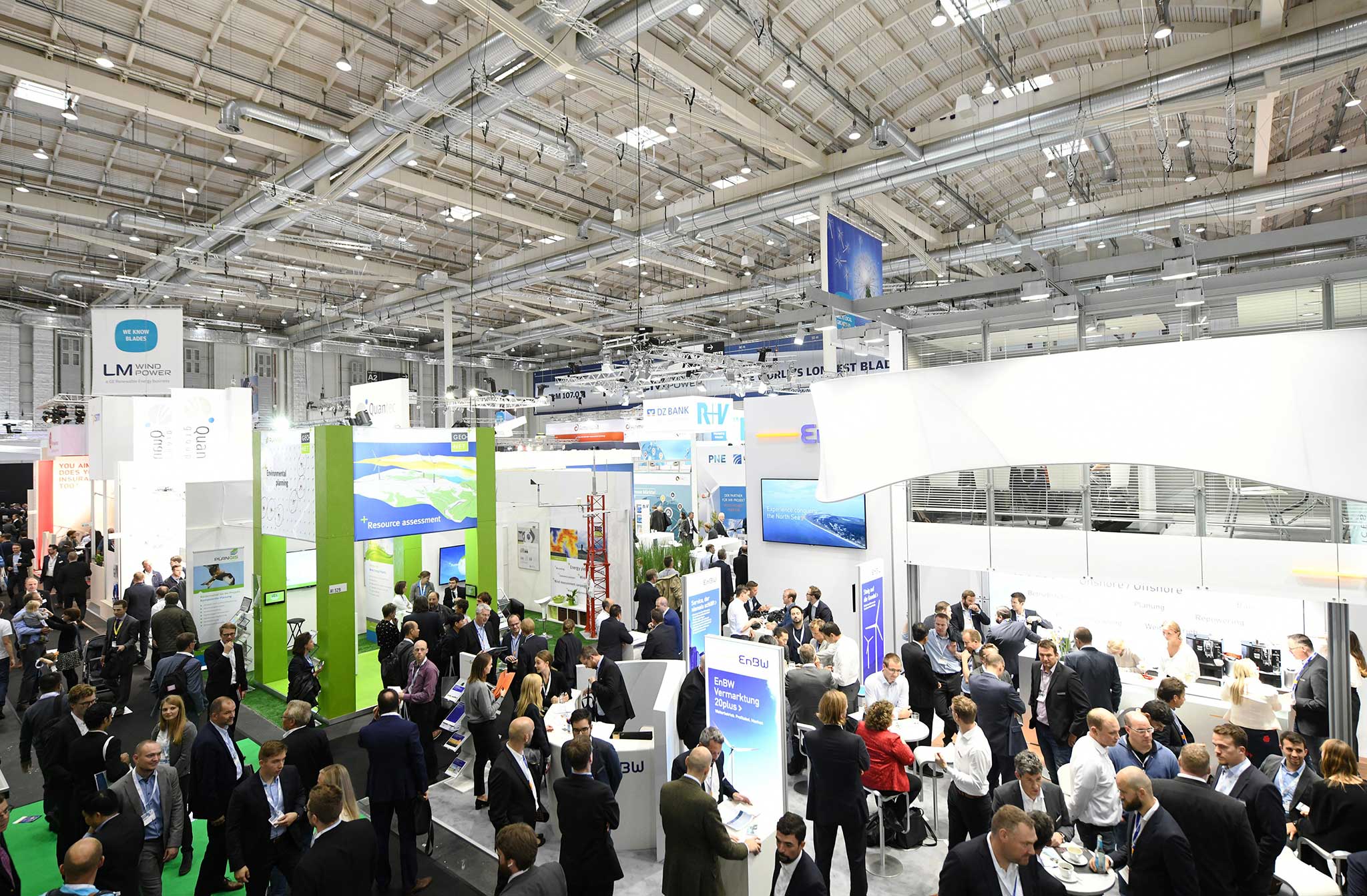 Besucher bei der WindEnergy Hamburg 2018 in der Messehalle A1