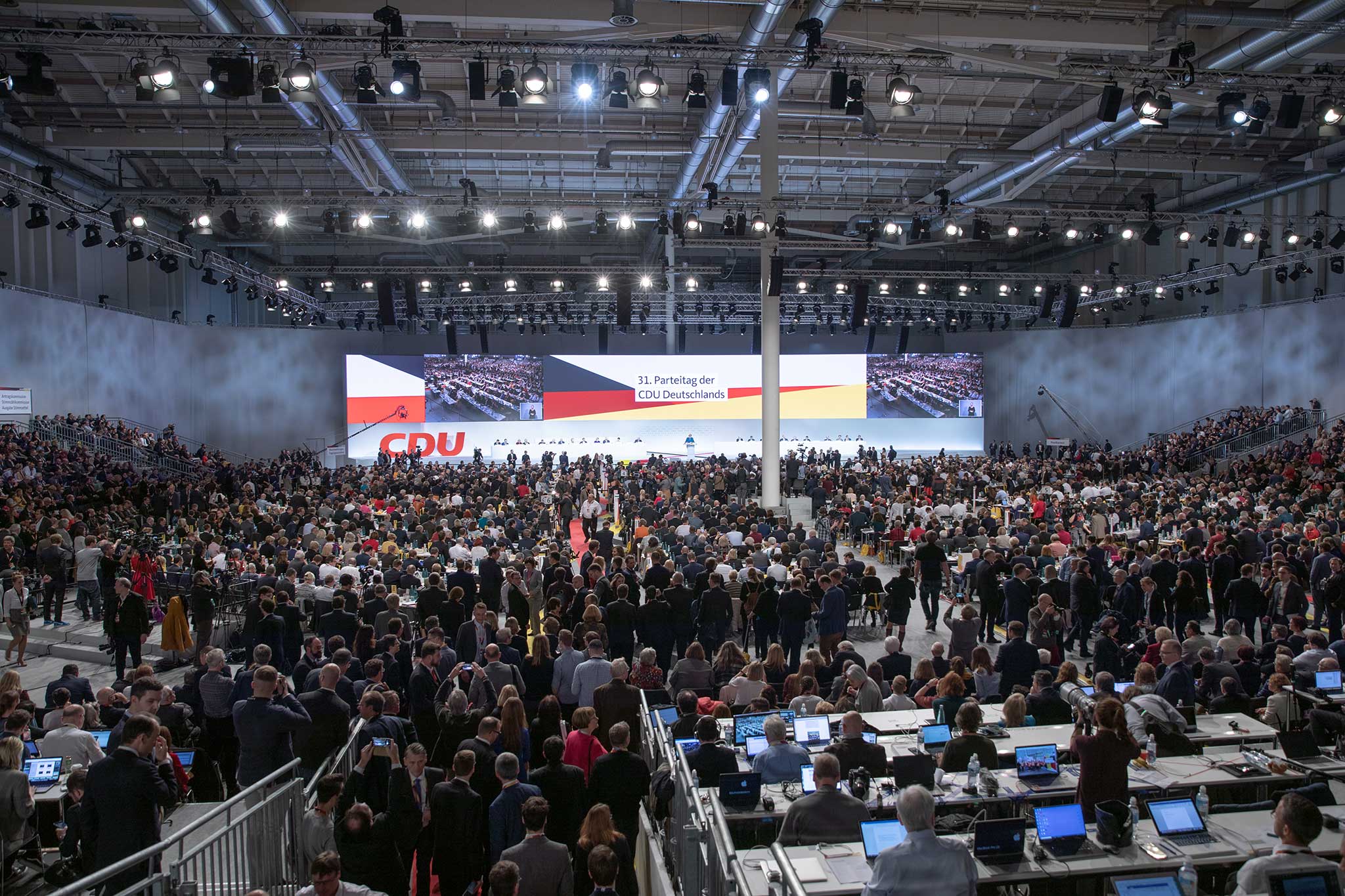 Blick auf die mit Delegierten, Besuchern und Journalisten gefüllte Messehalle in Hamburg beim 31. Parteitag der CDU Deutschlands