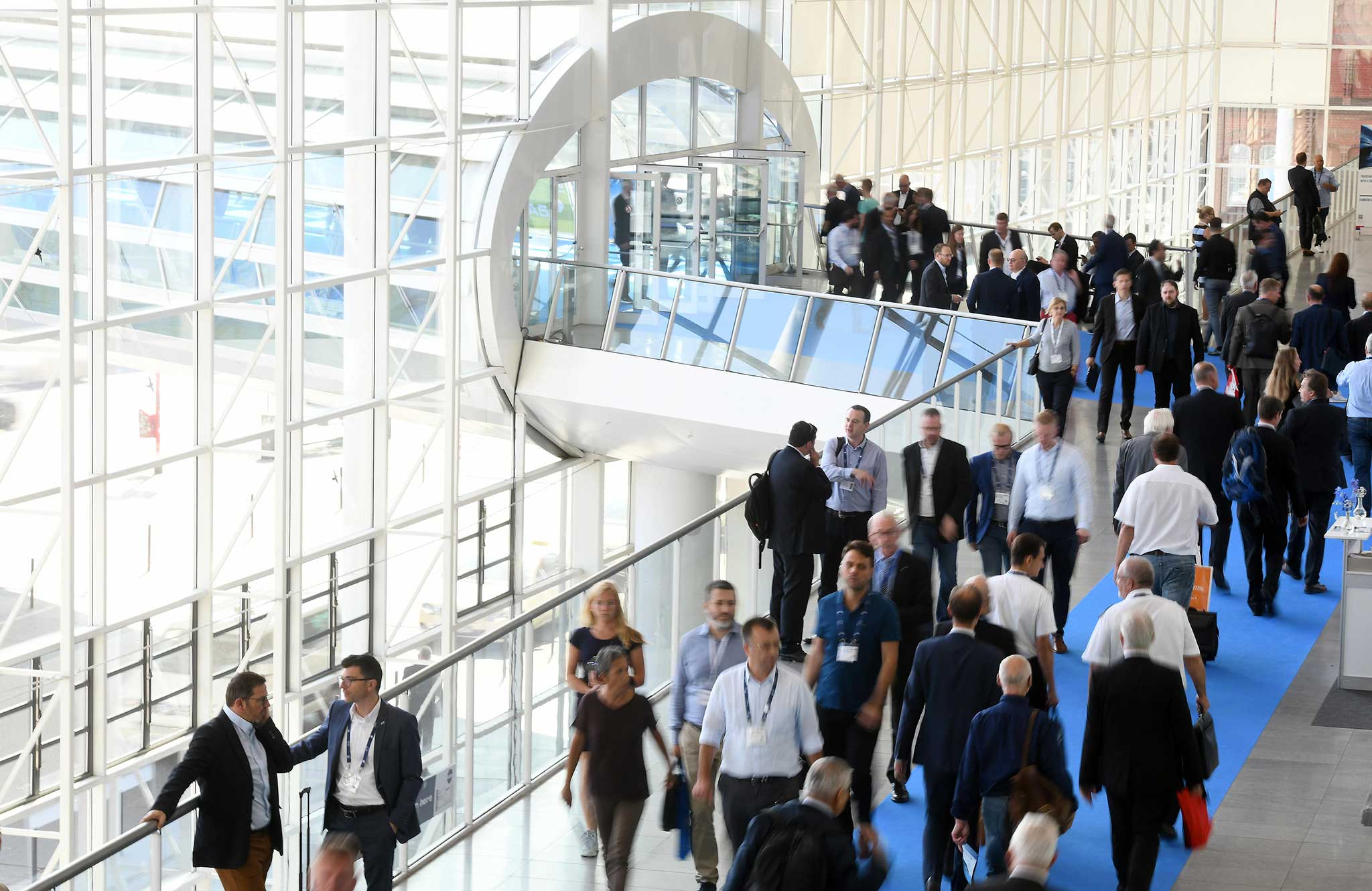 Foyer und Skywalk mit Besuchern bei der SMM 2018 auf dem Hamburger Messegelände