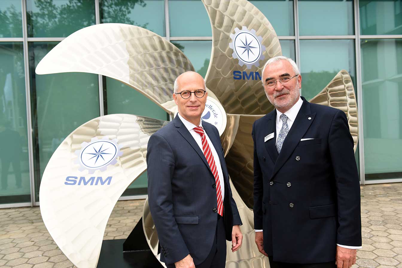 Dr. Peter Tschentscher, Hamburgs Erster Bürgermeister, und Bernd Aufderheide, Vorsitzender Geschäftsführer der HMC, vor der Schiffschraube am Eingang zur SMM auf dem Hamburger Messegelände