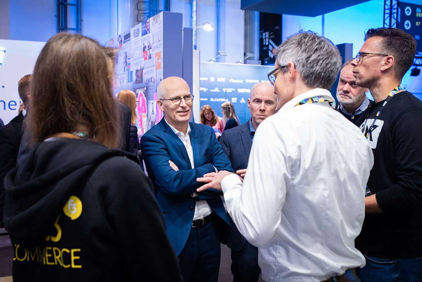 Dr. Peter Tschentscher, Hamburgs Erster Bürgermeister, im Gespräch mit Ausstellern und Besuchern auf dem Online Marketing Rockstars Festival in Hamburg