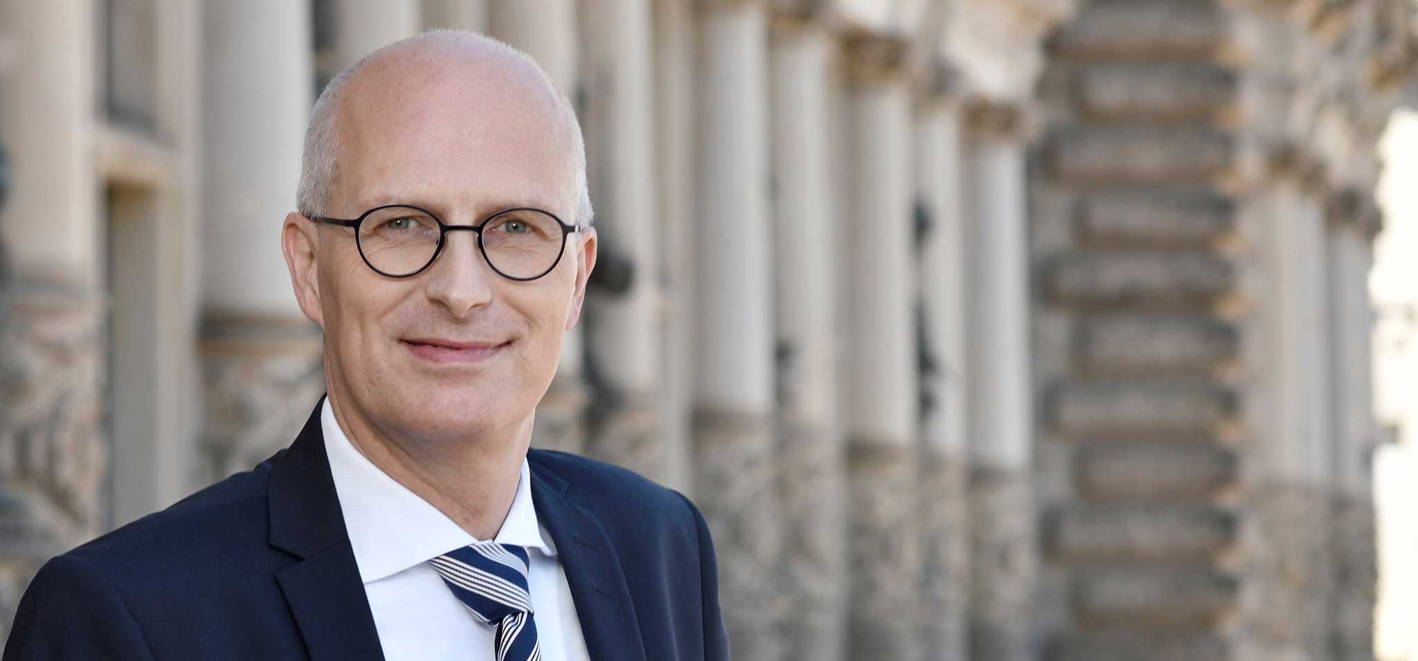 Porträt von Dr. Peter Tschentscher, Hamburgs Erster Bürgermeister