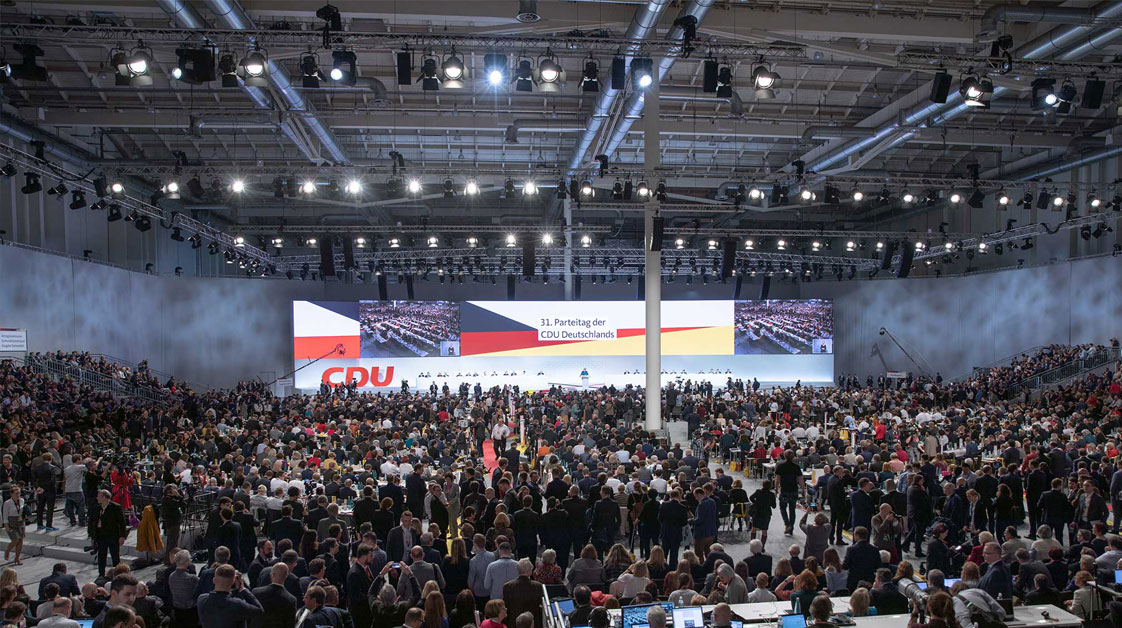 Blick auf die mit Delegierten, Besuchern und Journalisten gefüllte Messehalle in Hamburg beim 31. Parteitag der CDU Deutschlands