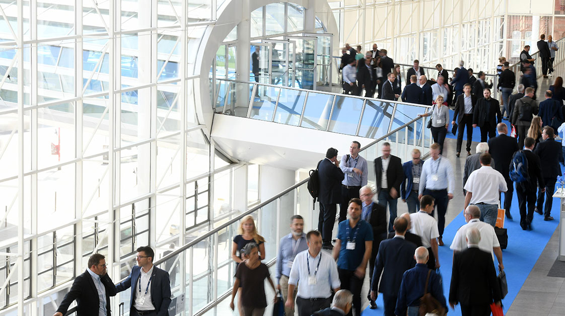 Foyer und Skywalk mit Besuchern bei der SMM 2018 auf dem Hamburger Messegelände